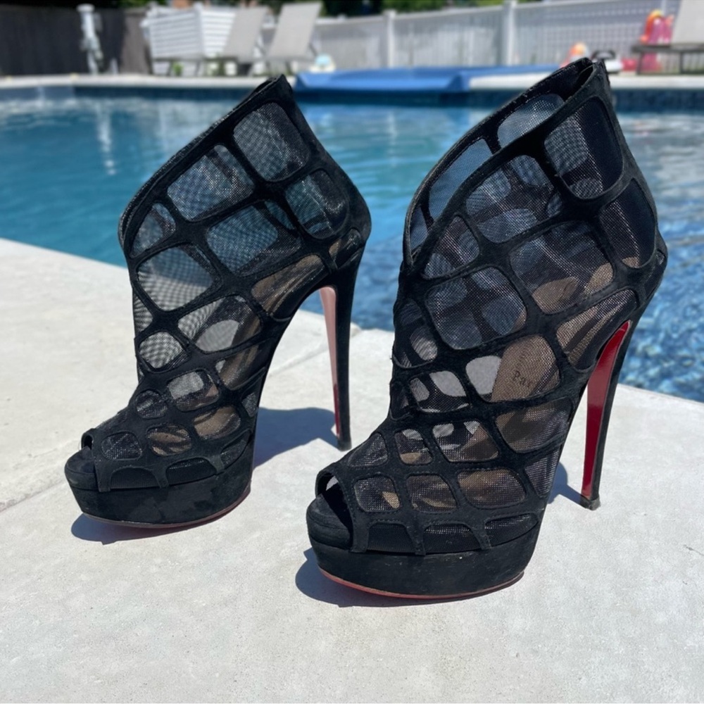 Gorgeous Christian Louboutin 7.5 black suede